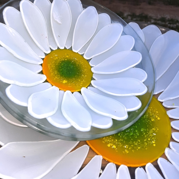 ~{Unbranded}~ Gorgeous textured glass daisy salad plates. - Picture 3 of 5